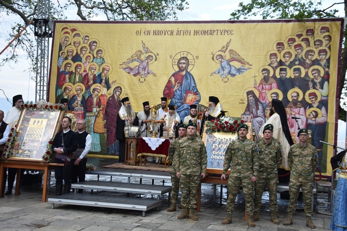 Φωτογραφία  Με λαμπρότητα ο Μέγας Πολυαρχιερατικός Πανηγυρικός Εσπερινός και η πάνδημη λιτανεία των Αγίων Ναουσαίων Νεομαρτύρων